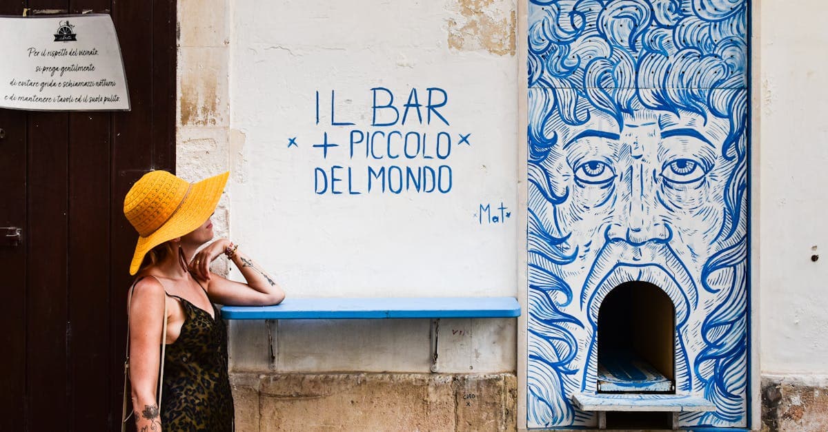 Donna di fronte a murales colorati in Puglia, regione amata dagli italiani che scelgono di viaggiare da soli.