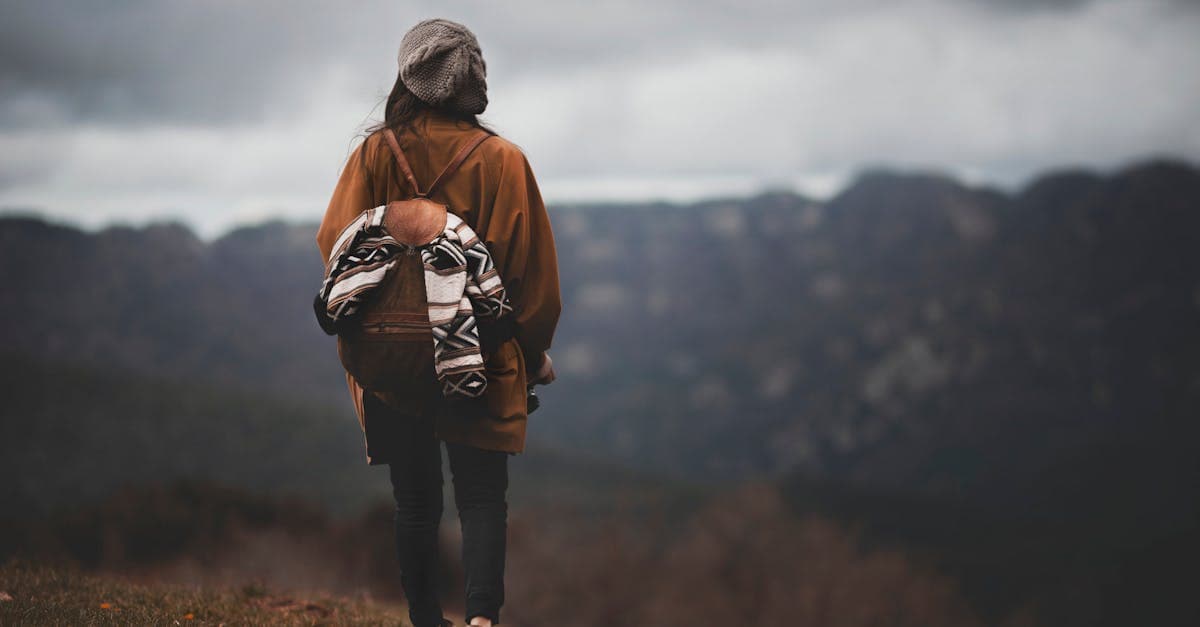 Viajar solo en 2026: guía completa para el viajero independiente - eSIM travel guide by HelloRoam