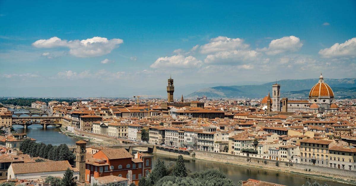 Veduta aerea di Firenze con i quartieri storici dell'Oltrarno e i suoi celebri monumenti