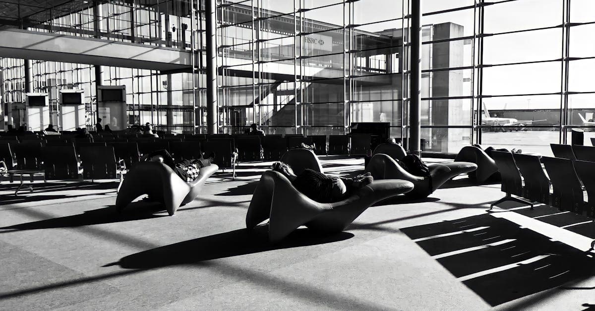Salon d'aéroport moderne en noir et blanc à Roissy, étape clé avant le départ en visa working holiday