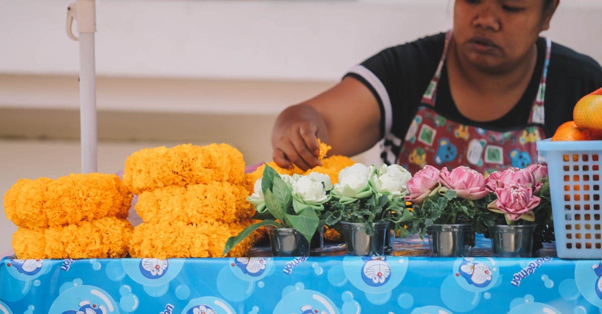 Mercado callejero con flores coloridas en Bangkok, respuesta visual a si es seguro viajar a Tailandia para turistas