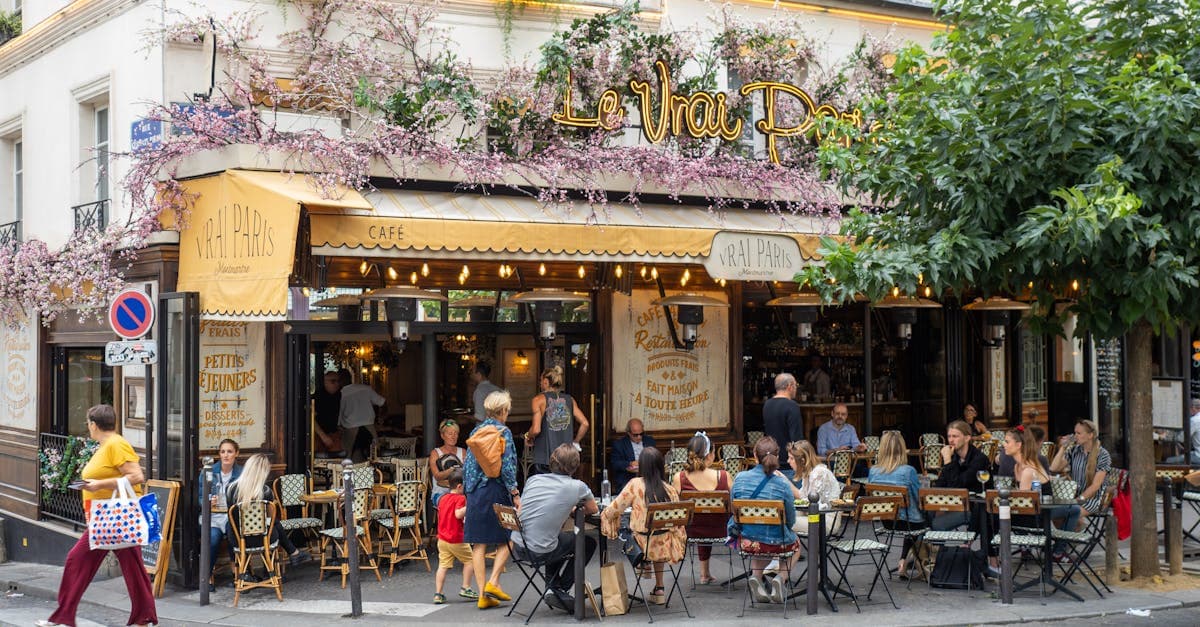 Terrasse du bistro Le Vrai Paris à Montmartre, pour comparer les tarifs roaming des opérateurs français