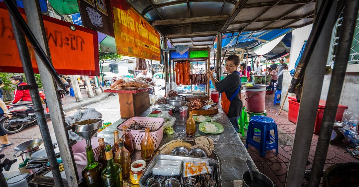 แม่ค้าริมถนนปรุงอาหารไทยแบบดั้งเดิม street food bangkok thailand ที่สะอาดและถูกสุขอนามัย