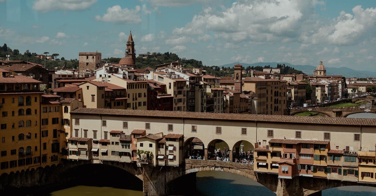 Ponte Vecchio e lo skyline storico di Firenze al tramonto: le best things to do in florence