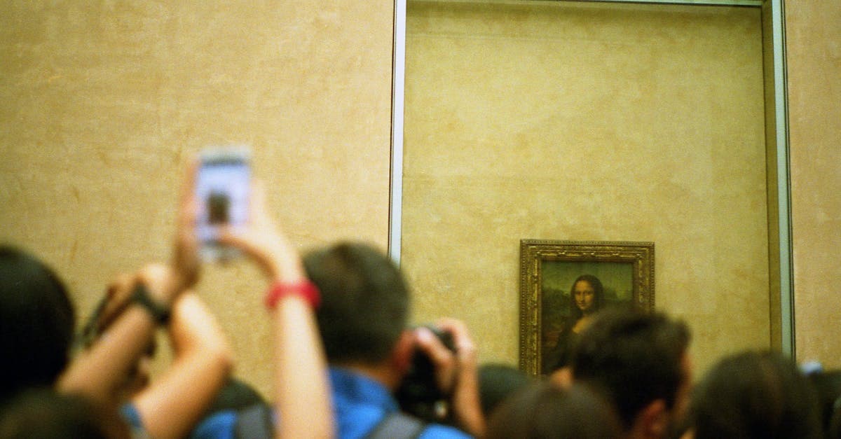 Voyageurs vérifiant la compatibilité eSIM de leur smartphone avant un voyage au Japon