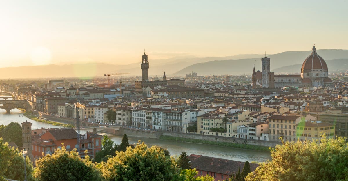 Vista panoramica di Firenze all'alba con il Duomo e il fiume Arno, tra le best things to do in florence