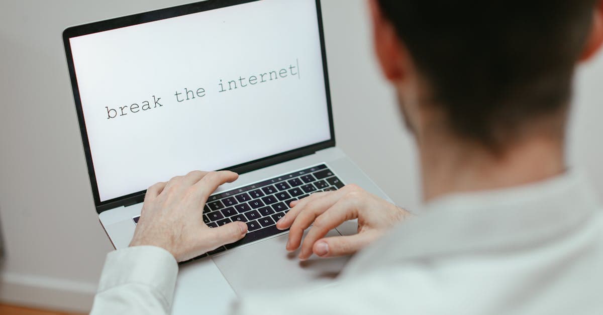 Osoba sprawdzająca na laptopie koszty gigabajta danych w roamingu unijnym podczas podróży.