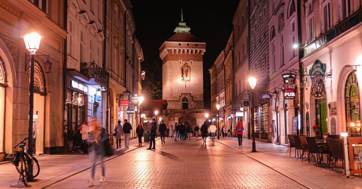 Nocna ul. Floriańska w Krakowie z Bramą Floriańską i spacerowiczami — things to do in krakow