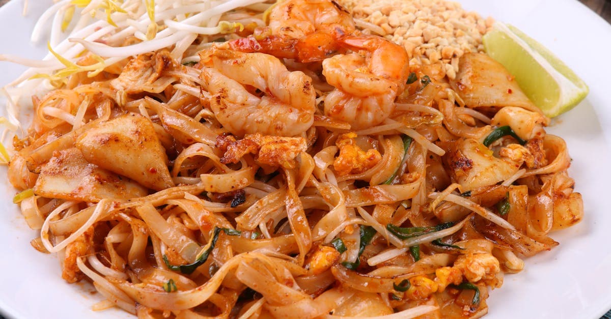 Limon, fındık ve fasulye ile yapılan Asya yemekleri klasiği karides Pad Thai yemeği