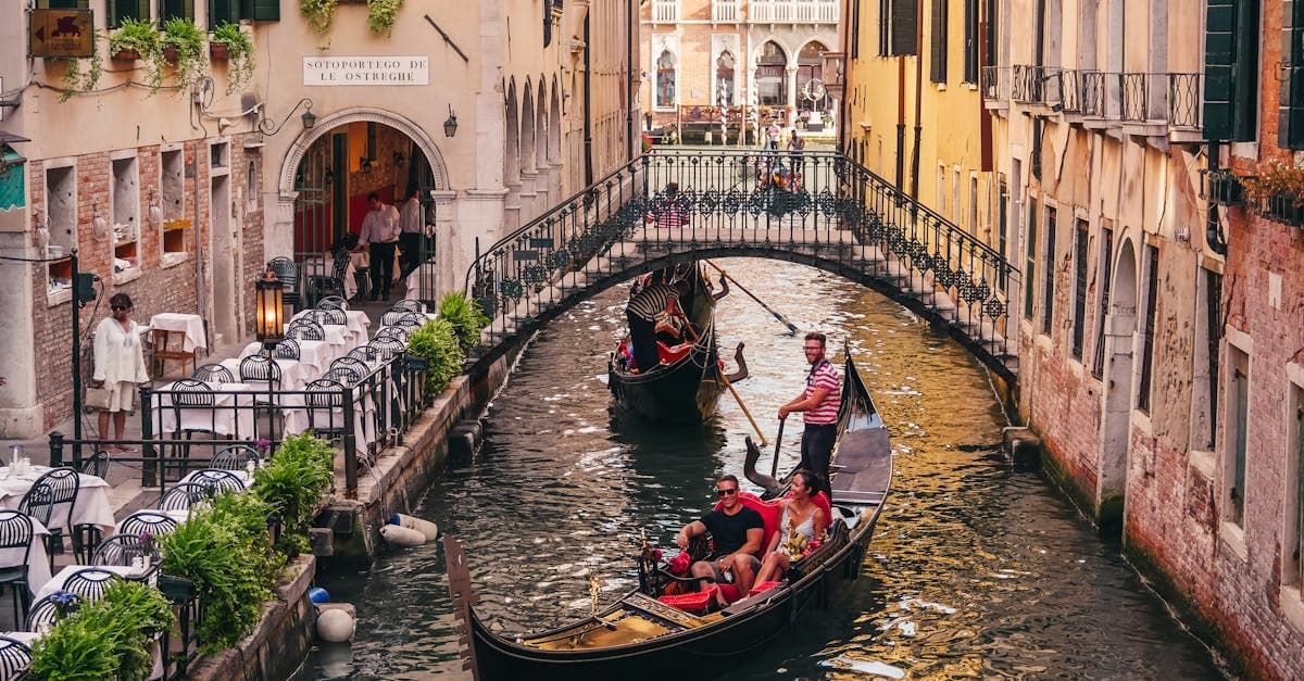 Gondole in un canale veneziano con palazzo storico e ponte, simbolo delle opportunità per lavorare all'estero