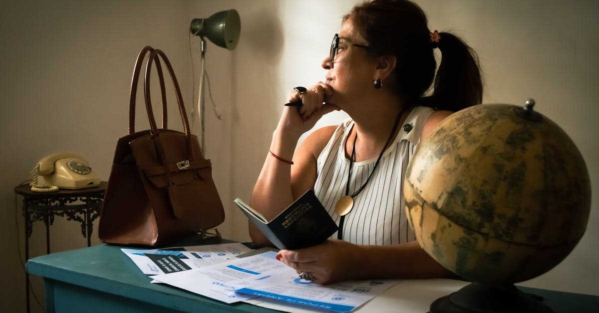 Executiva pensativa à mesa com globo terrestre analisando custo de chip para uso internacional