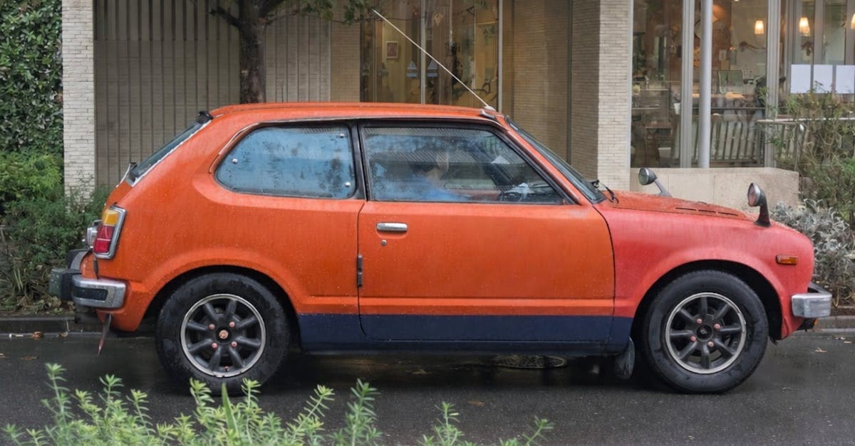 バリ島の雨季シーズンに濡れた街を走る車、格安料金で楽しめるオフシーズン旅行の魅力