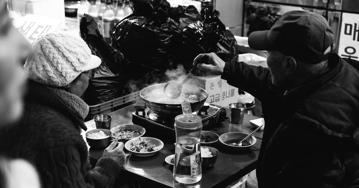 서울 시장에서 따뜻한 음식을 즐기는 커플, 명동 음식 투어의 즐거운 순간