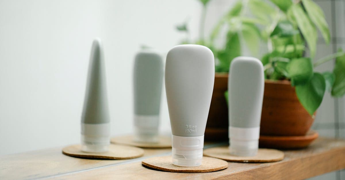 나무 선반 위에 정돈된 스킨케어 제품들, 건강과 위생용품 여행 준비물 추천 아이템