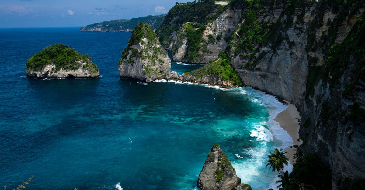 Dramatic cliffs and clear turquoise waters in Nusa Penida highlight the best time to visit Bali for Kiwis
