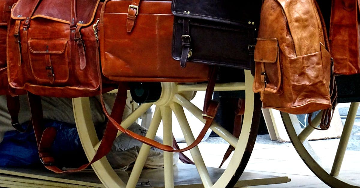 Samling läderväskor på trähjul visar hållbara material att välja när du köper en travel bag.