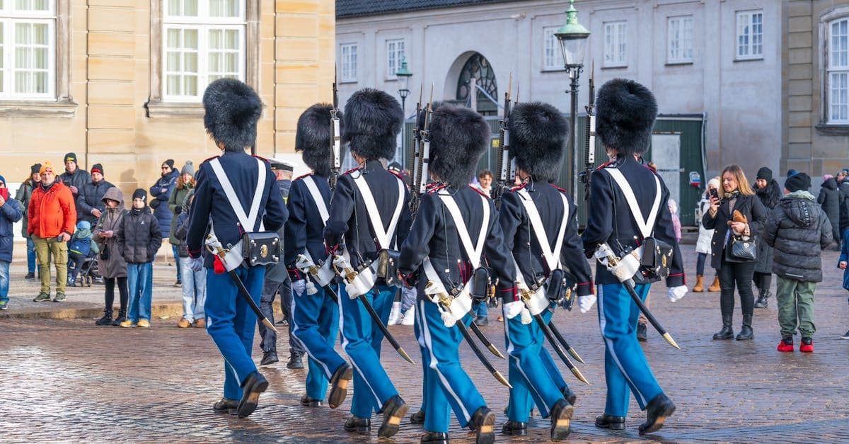 Kongelig livgarde i traditionel uniform ved vagttskiftet på Amalienborg Slot i København