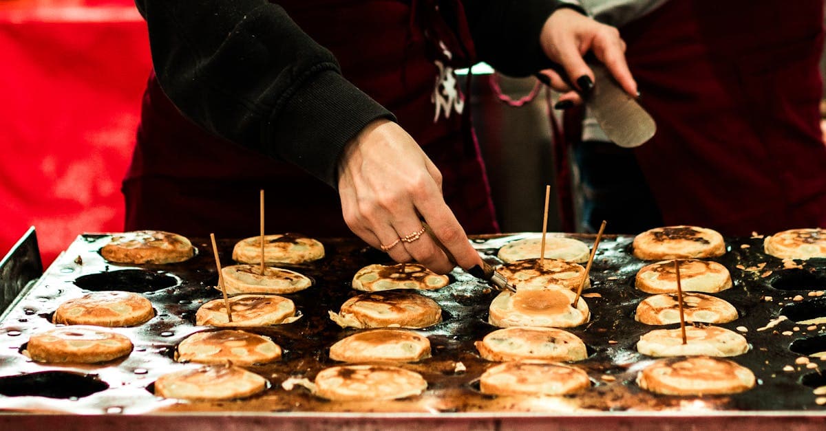 Vendedor preparando comida de rua tradicional em São Paulo, representando influência da culinária japonesa