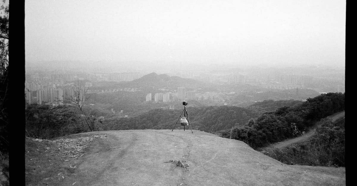 Panorama urbain en noir et blanc de Séoul, une destination sûre et recommandée pour voyager seule
