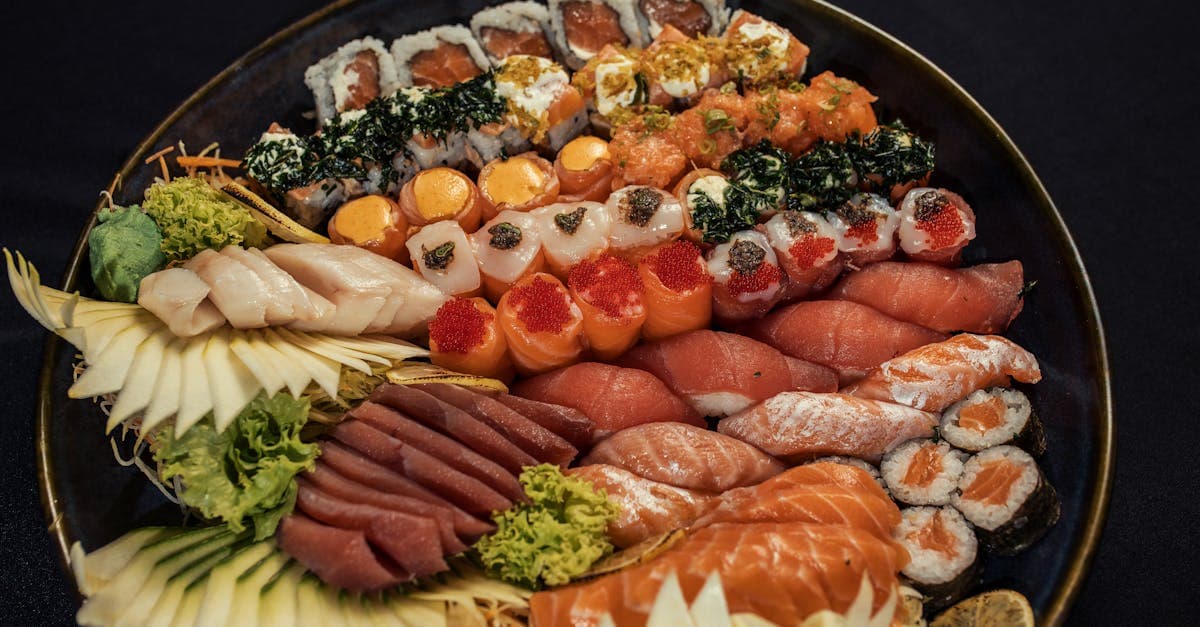 Prato colorido de sushi com rolos variados, sashimi e guarnições tradicionais da culinária japonesa