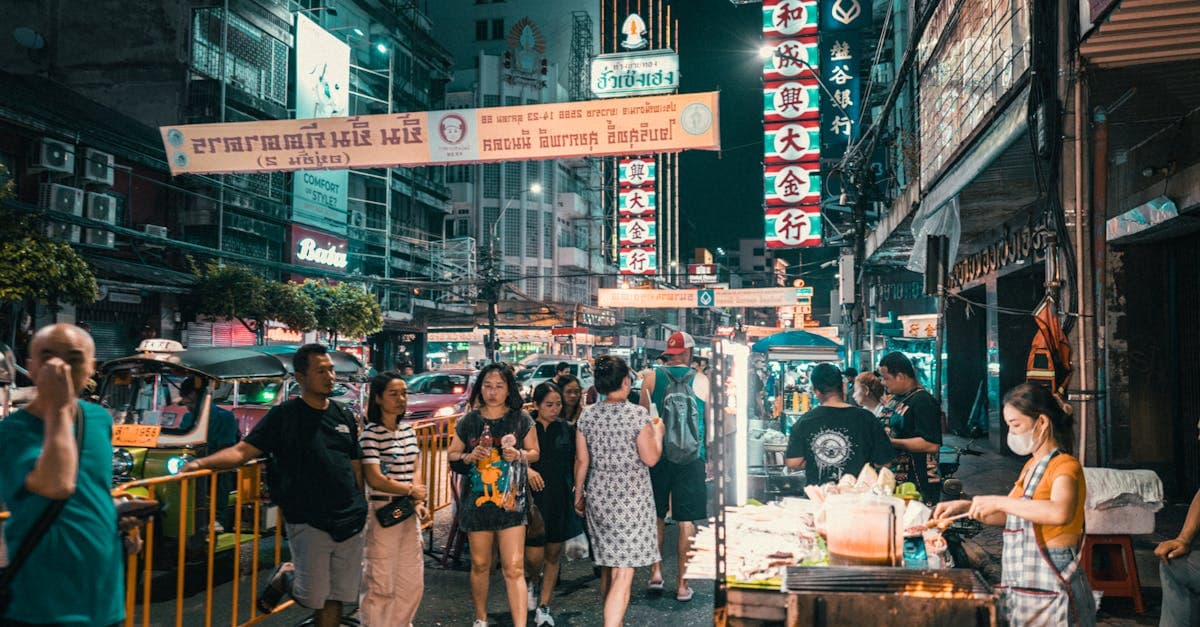 Beleuchteter Nachtmarkt in Yaowarat, dem pulsierenden Bangkok Streetfood-Zentrum im Herzen Chinatowns