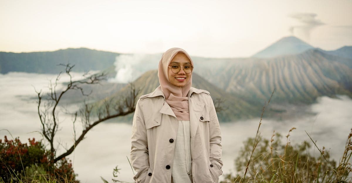 Wisatawan menikmati pemandangan tenang Gunung Bromo saat fajar, momen berharga yang layak dilindungi asuransi perjalanan.
