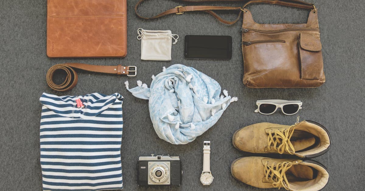 가방, 카메라, 신발이 펼쳐진 빈티지 여행 준비물 플랫레이, 기내 가방 필수품 총정리