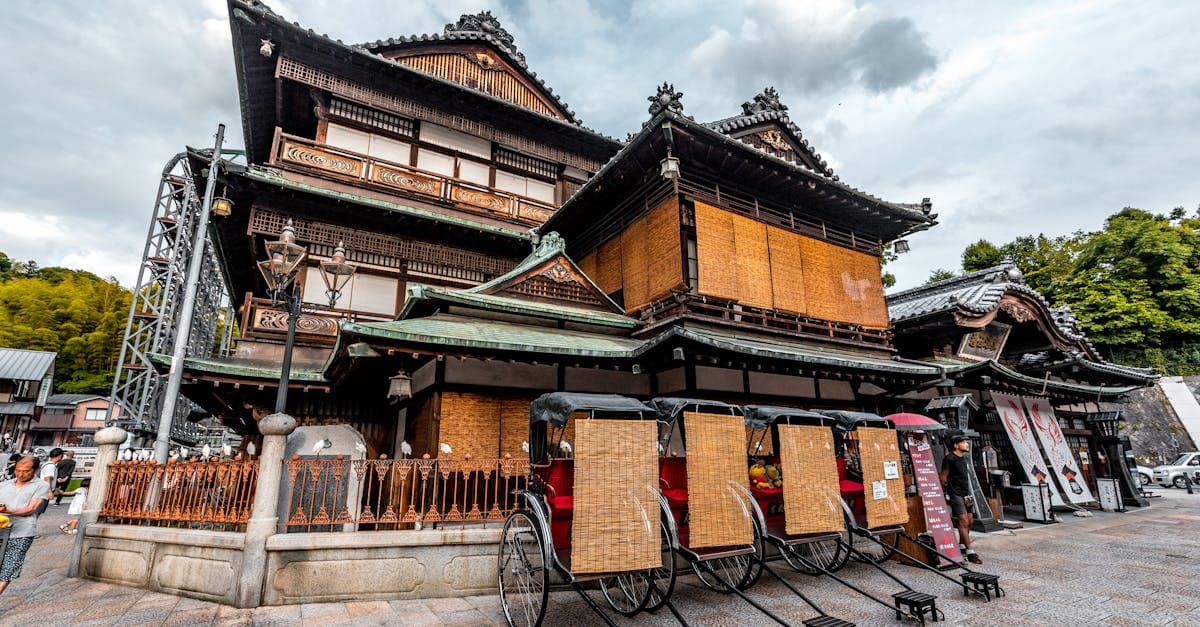 Japonya gezilecek yerler mevsimi için önünde riksa arabalarıyla geleneksel Japon mimarisini sergileyen tarihi bina