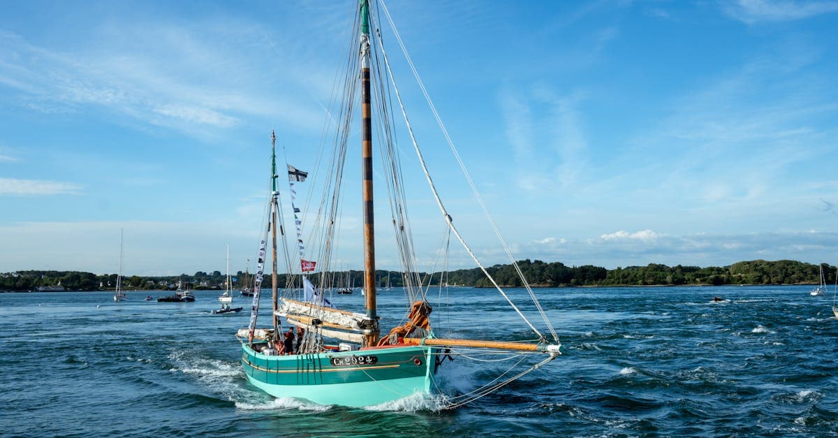 Voilier traditionnel sur les eaux bretonnes sous ciel bleu, exemple de voyage protégé par une assurance annulation