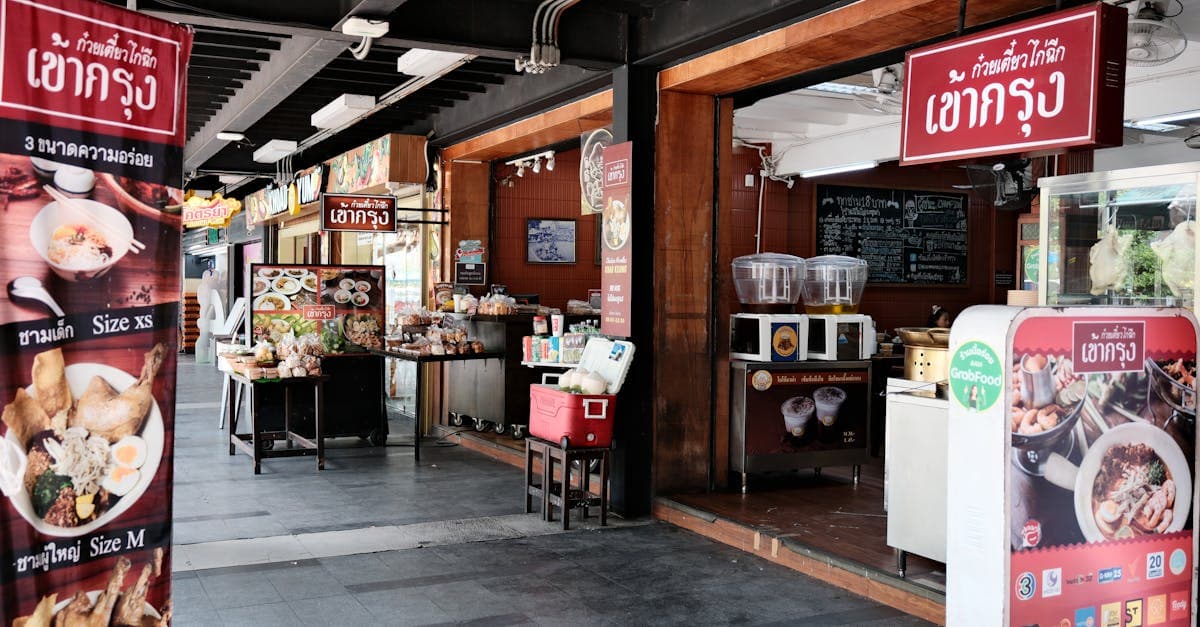 Colorido puesto de comida callejera tailandesa en Bangkok, ideal para visitar con cobertura móvil activa