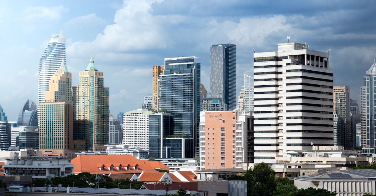 Bangkoks skyline med moderne skyskrabere – mobildata og roaming er vigtigt i en storby.