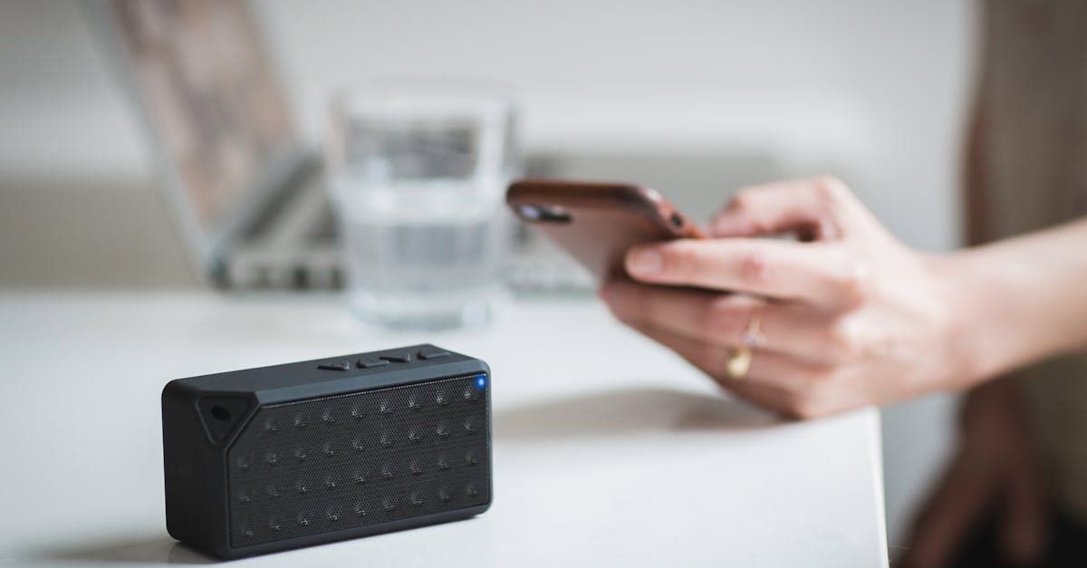 Voyageur connectant son smartphone pour choisir entre un boitier wifi portable et une eSIM de voyage