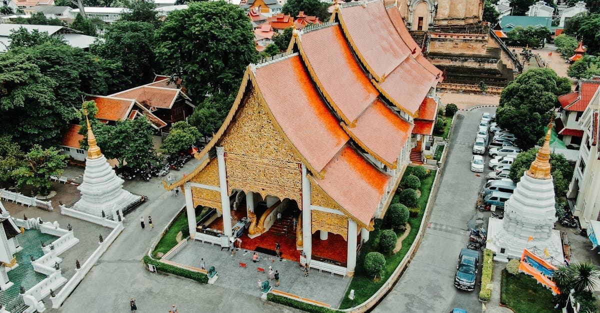 Luftfoto af Wat Chedi Luang i Chiang Mai med traditionel thailandsk tempelarkitektur og klar himmel.