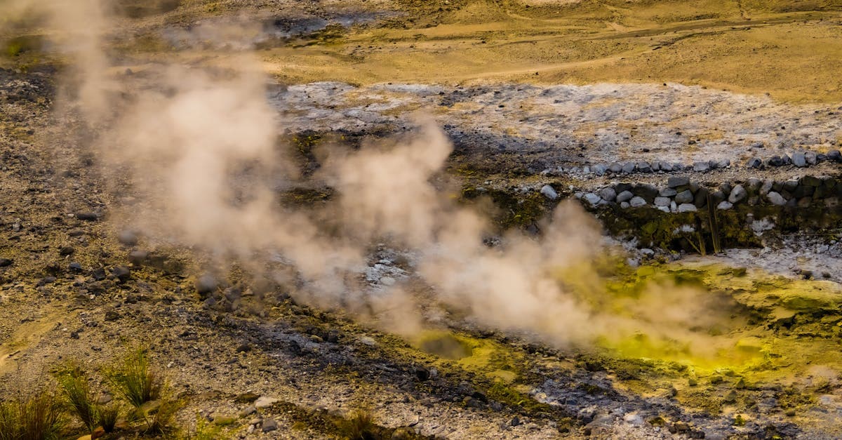 ヨーロッパ旅行でおすすめの幻想的な大地、蒸気が立ち上る地熱景観の壮大な眺め