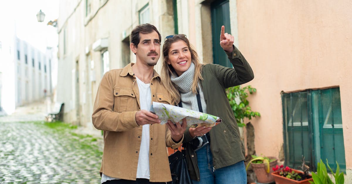 Casal explora rua charmosa europeia com mapa durante viagem a portugal