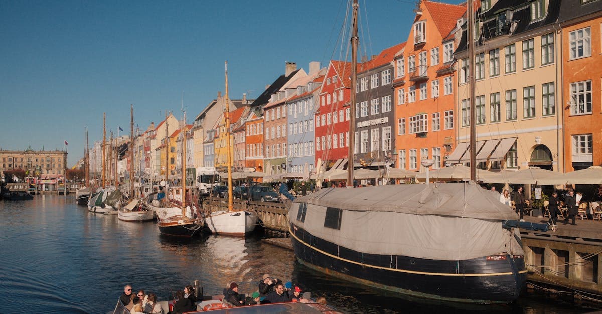 Nyhavn-kanalen med farverige huse og både, et ikonisk stop på free walking tour Copenhagen
