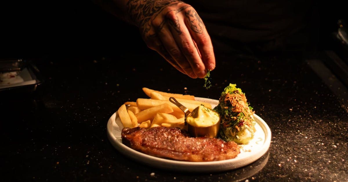 Plat du Sud Vietnam généreusement garni d'herbes fraîches dans un restaurant de Ho Chi Minh-Ville