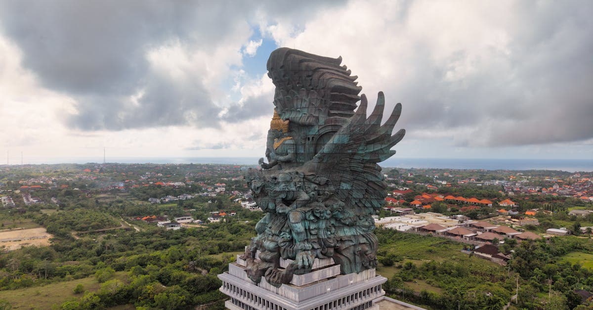 Yeşilliklerle çevrili Garuda Wisnu Kencana heykeli, Bali'de roaming ve iletişim seçenekleri