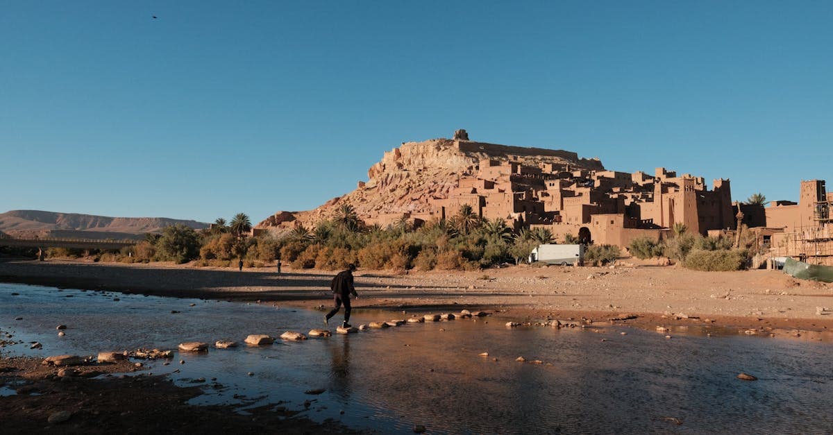Historische lehmarchitectuur van Aït Benhaddou in Marokko, betaalbaar en snel bereikbaar vanuit Nederland.