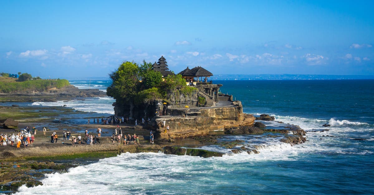 バリ島象徴のタナロット寺院、岩礁に建つバリ旅行の代表的な観光スポット