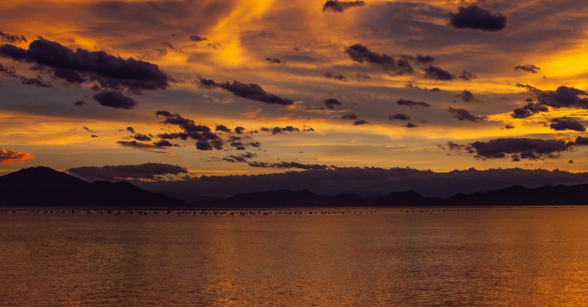 ヨーロッパ旅行のおすすめ国ランキングを象徴する、山々を背景に輝く夕暮れの水辺の絶景