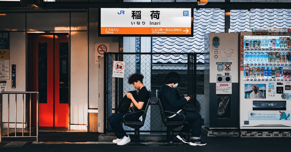 Reisende an der Inari-Station in Kyoto – Kosten einer eSIM Japan für zwei Wochen im Überblick.