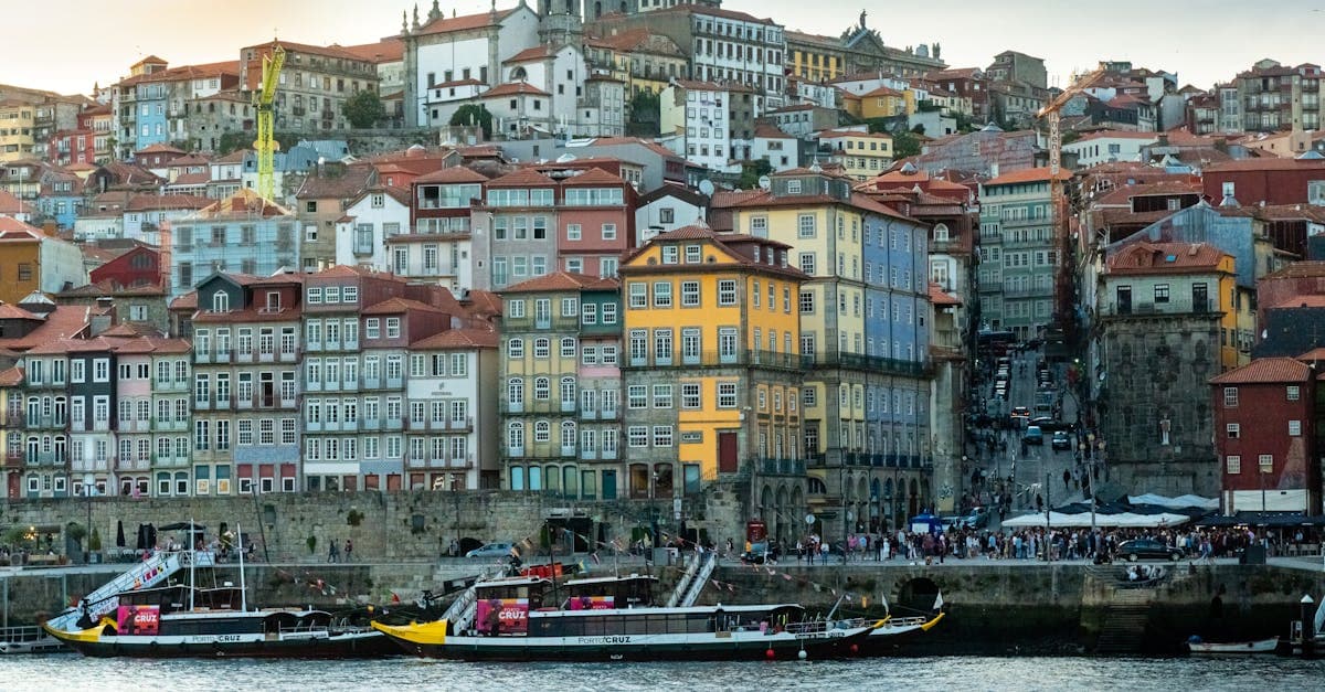 Vista panorâmica do centro histórico do Porto com casarios coloridos ao pôr do sol