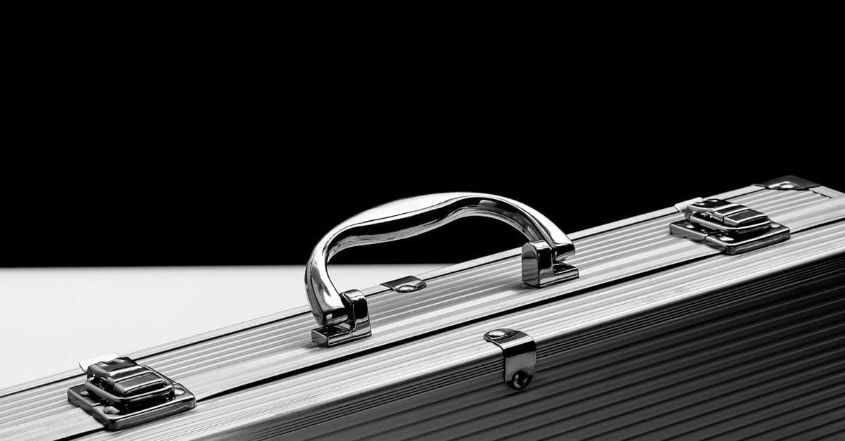 Valise rigide haut de gamme avec poignée chromée sur fond contrasté