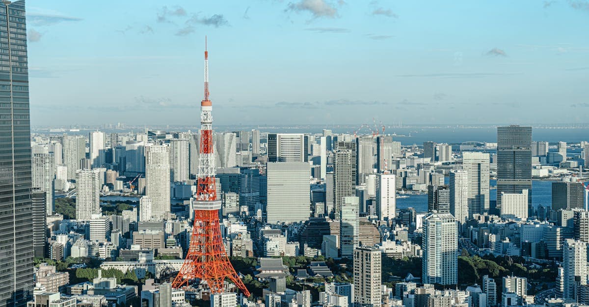 Blick über Tokios Skyline mit dem Tokyo Tower – lohnt sich eine eSIM Japan wirklich?