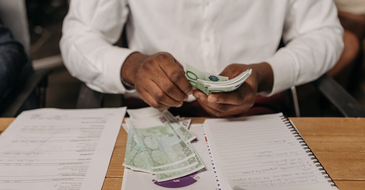 นักธุรกิจนับธนบัตรยูโรบนโต๊ะทำงาน เปรียบเทียบเงินเดือนทำงานต่างประเทศกับในไทย