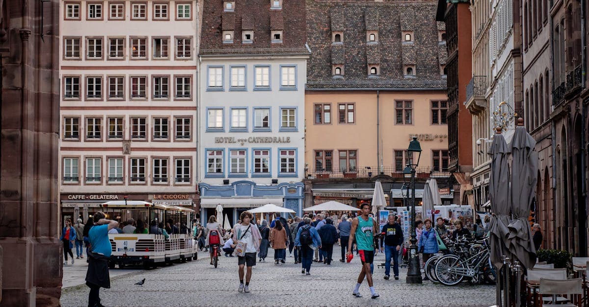 Scène de rue animée à Strasbourg symbolisant la liberté de voyager avec un PVT ou visa working holiday
