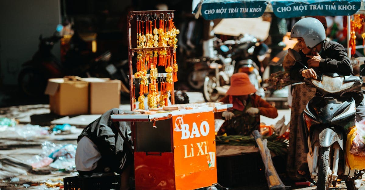 Khu chợ đường phố tấp nập tại Nhật Bản, nơi chi phí y tế có thể rất cao nếu gặp tai nạn