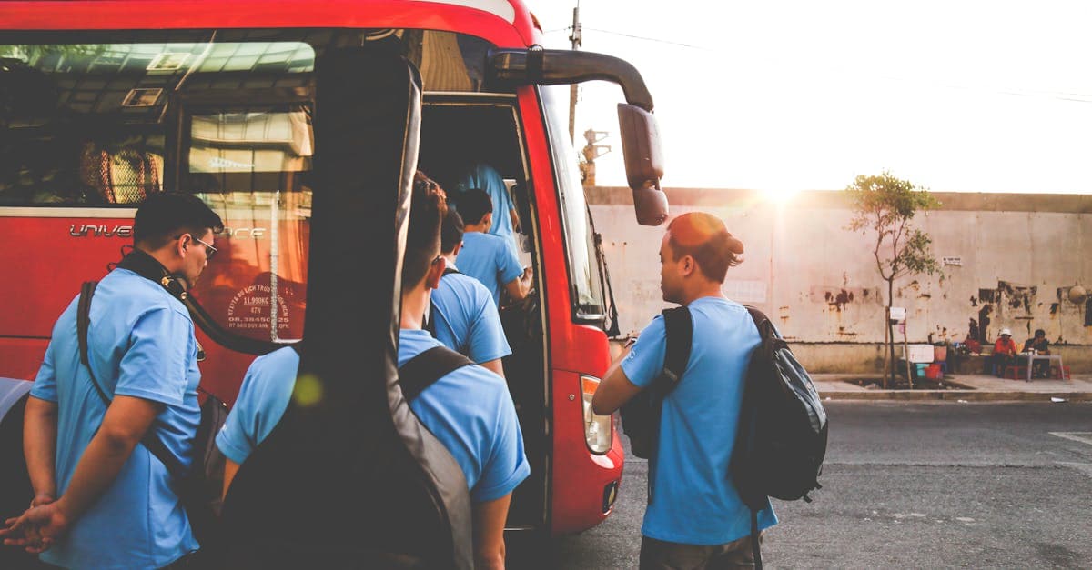 Hành khách lên xe buýt đỏ tại Tân Bình lúc bình minh, các phương tiện di chuyển rời trung tâm TP.HCM.