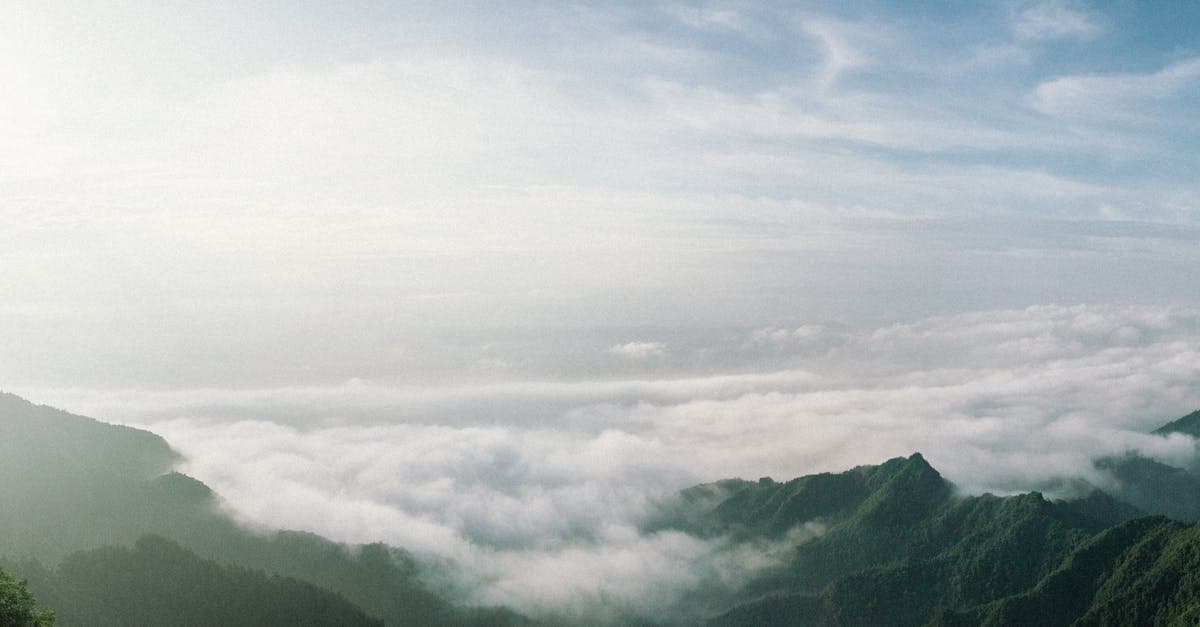 Berglandschap boven de wolken in een van Europa's minst bekende goedkope vakantie bestemmingen.